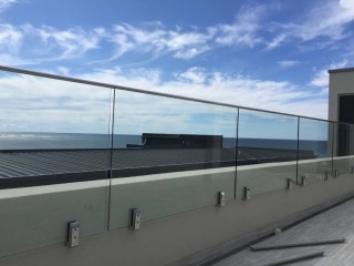 install-the-sleek-and-seamless-glass-balustrade-batemans-bay