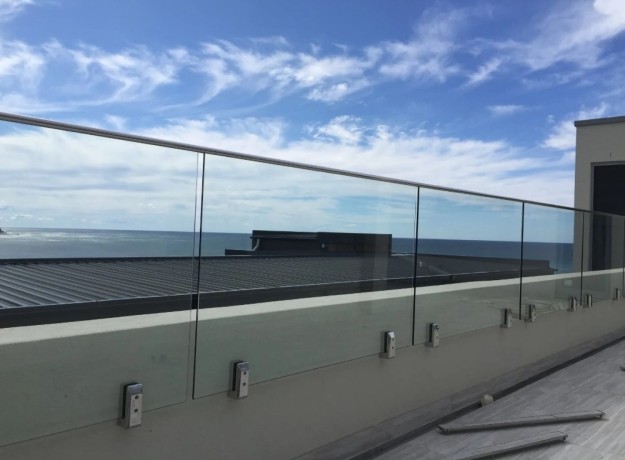 install-the-sleek-and-seamless-glass-balustrade-batemans-bay-big-0