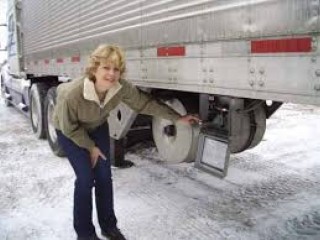 improve-women-truck-driving-hiring-use-on-lift-air-powered-landing-gear-lift