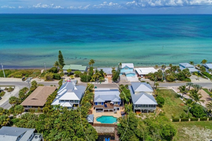 youre-perfect-stay-starts-at-anna-maria-island-beach-front-rentals-big-0