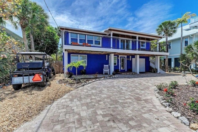 unwind-in-style-with-5-star-vacation-rentals-anna-maria-island-big-0